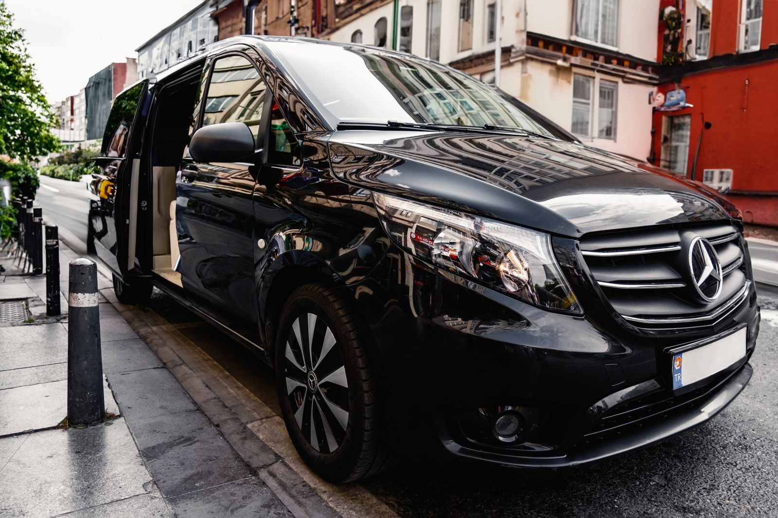 Yan kapısı açık siyah Mercedes transfer minibüsü